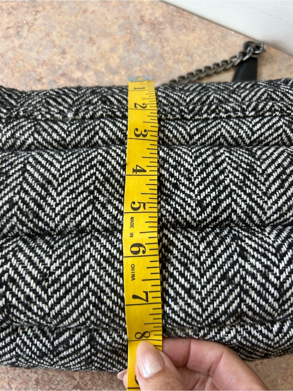 ZARA like new Herringbone Quilted Shoulder Purse with Chain - Picture 10 of 11